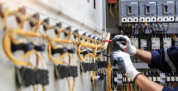Professional Electrician technician working in Lathrup Village, MI